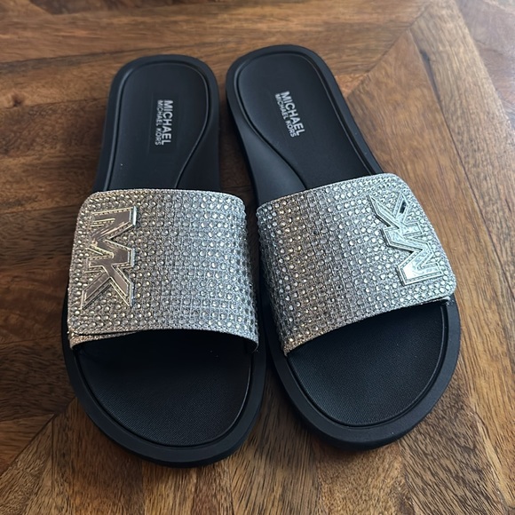 MK SLIDE
GLITTER CHAIN
MESH/HOT FI
40F8MKFA2D - Picture 2 of 3